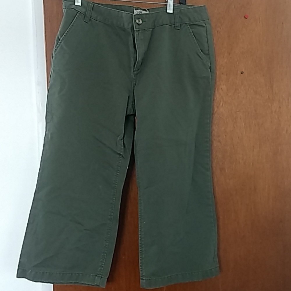 Green capris
